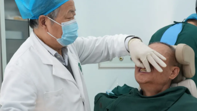 雅客智慧种牙机器人助力青年医生完成无牙颌种植即刻修复