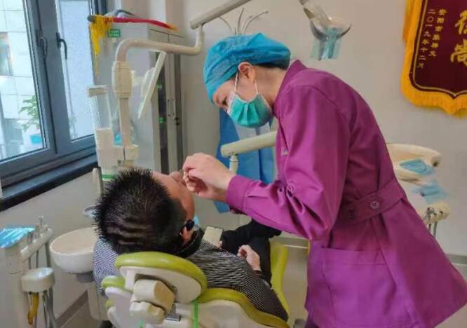 植得口腔医院刘燕:老人想种牙，这些功课要做好